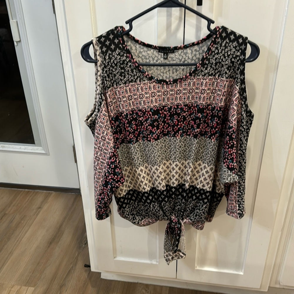 Women’s size medium. In great condition. Cold shoulder and ties in front.